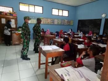Bintara Otsus Berikan Materi Wasbang Pada siswa MTS Dan siswa SD